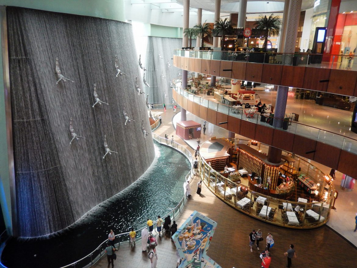 Shopping à Dubaï, mur d'eau sur plusieurs étages