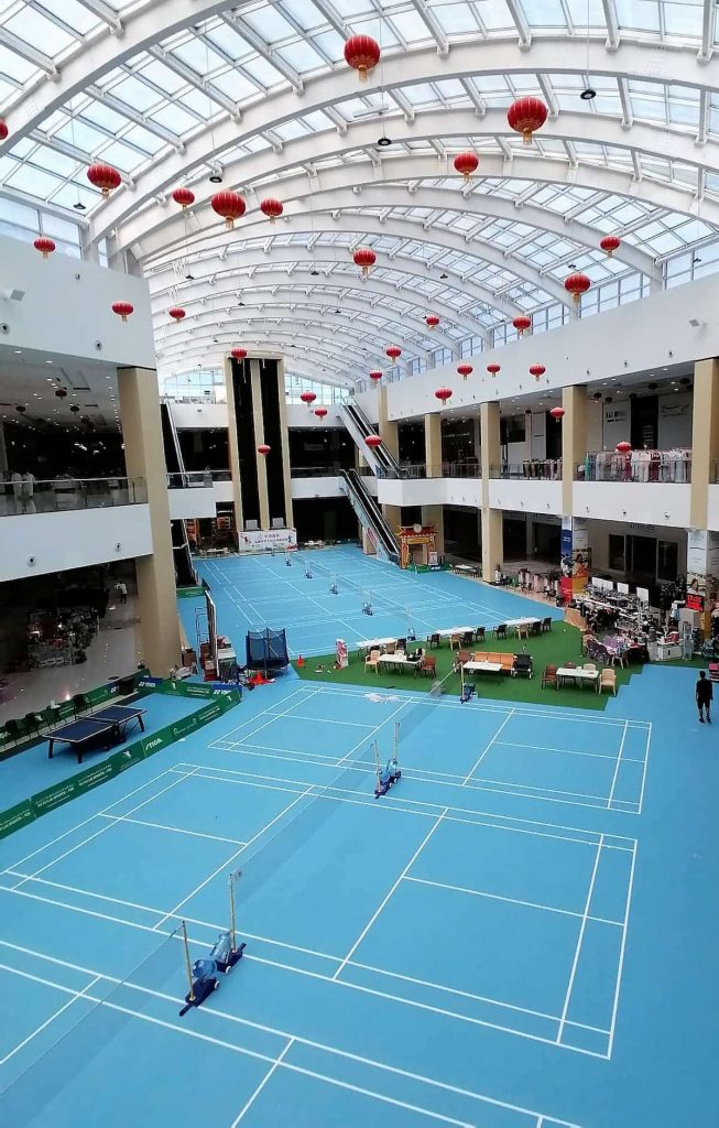 Terrains de badminton en plein centre commercial Dragon Mart pendant le shopping