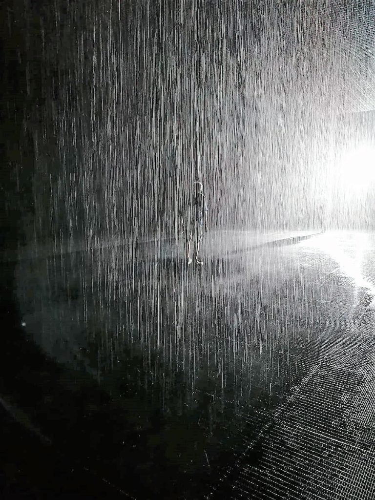 Pluie battante en salle à Rain Room Sharjah