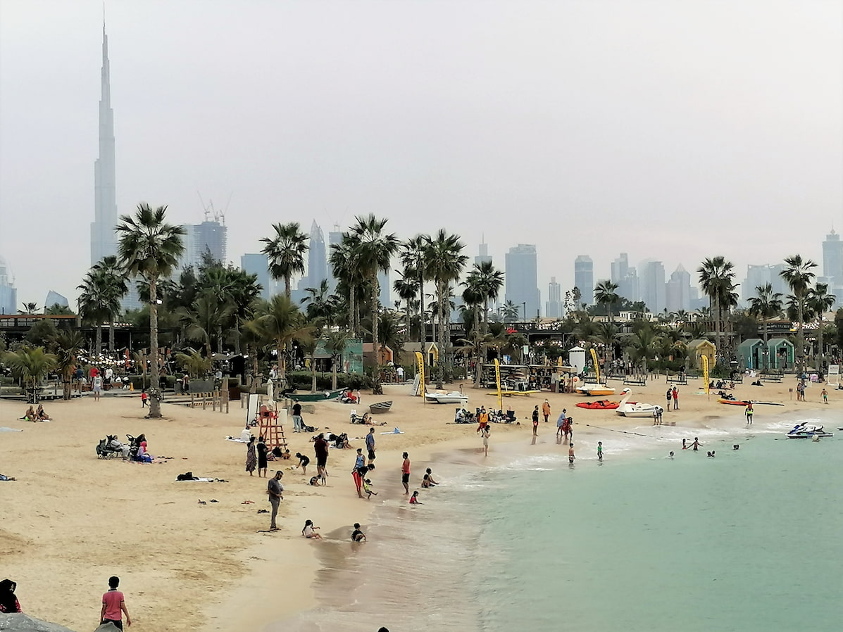 Les plages de Dubaï sur fond de Skyline