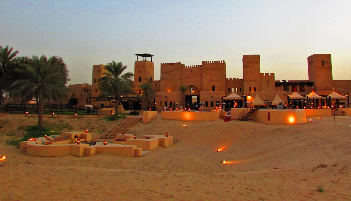Passer une soirée dans le désert autour d'un repas traditionnel