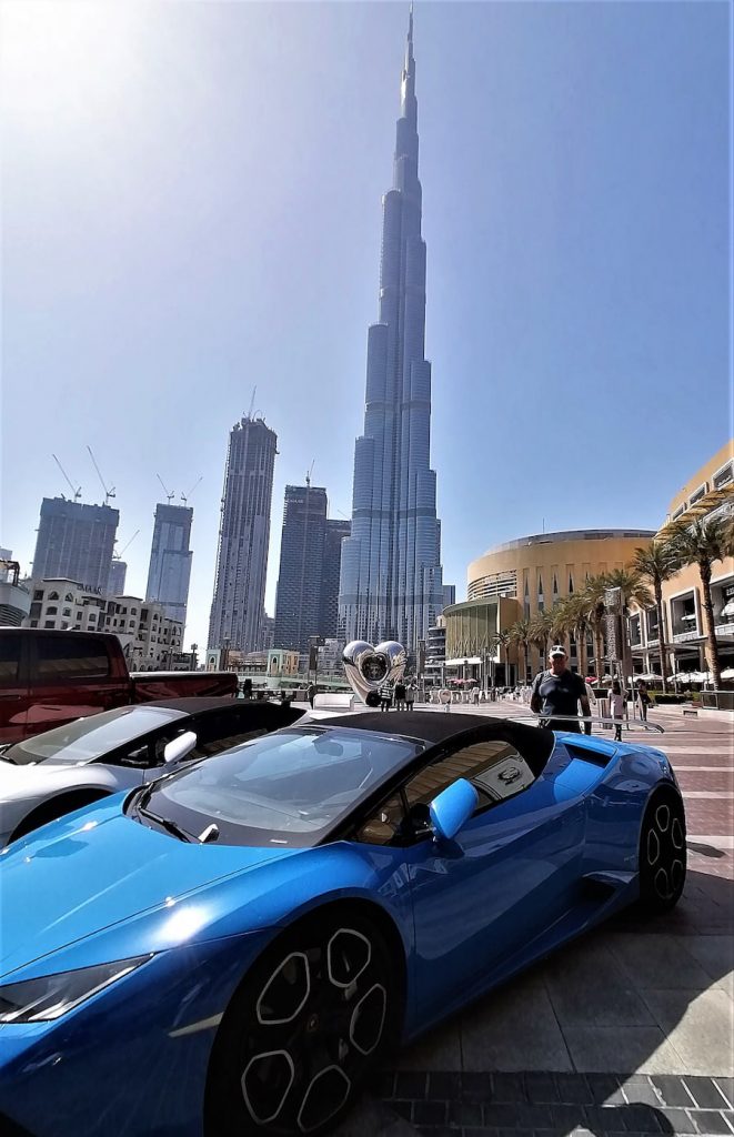 Les luxes voitures de sport devant la tour Burj Khalifa