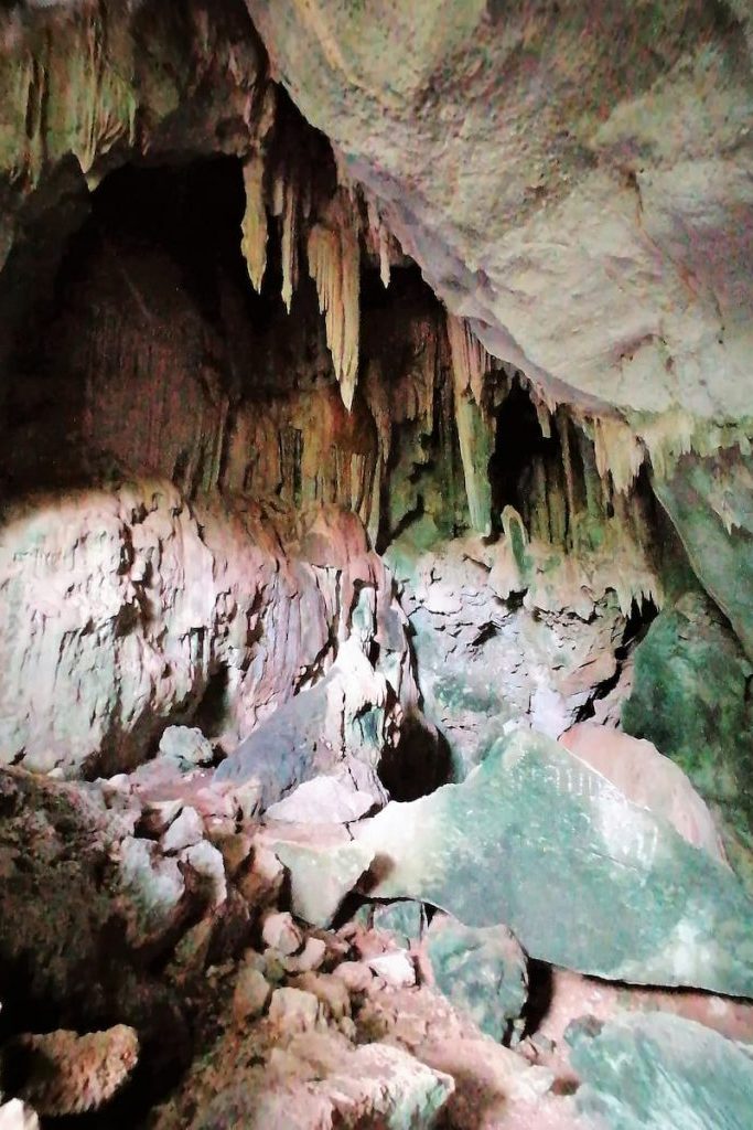 Stalactites et stalagmites donnent un beau design à cette grotte de Lub Lae Caves