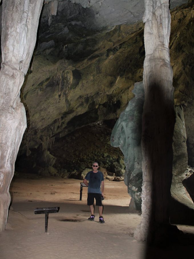 Concrétions, rochers, cairns, stalactites subliment cette caverne