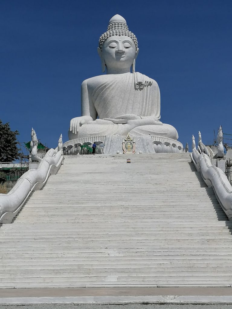 Le bouddha de 45 m de haut est recouvert de carreaux de marbre blanc.