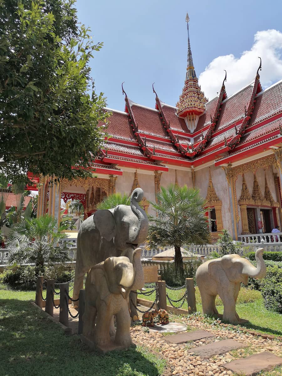 De nombreux bouddhistes de toute la Thaïlande viennent prier dans ce temple de Wat Chalong.