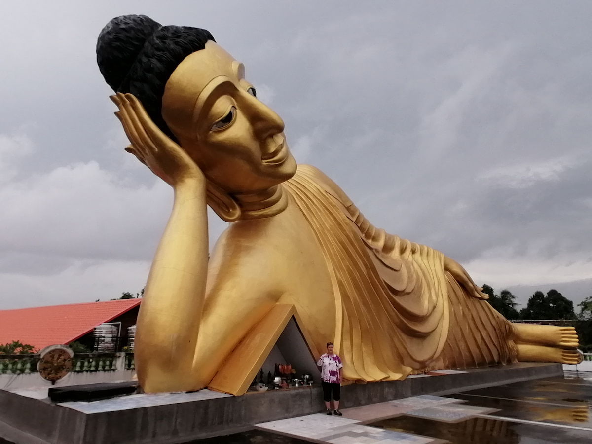 L'immense bouddha couché est un incontournable à visiter à Phuket.