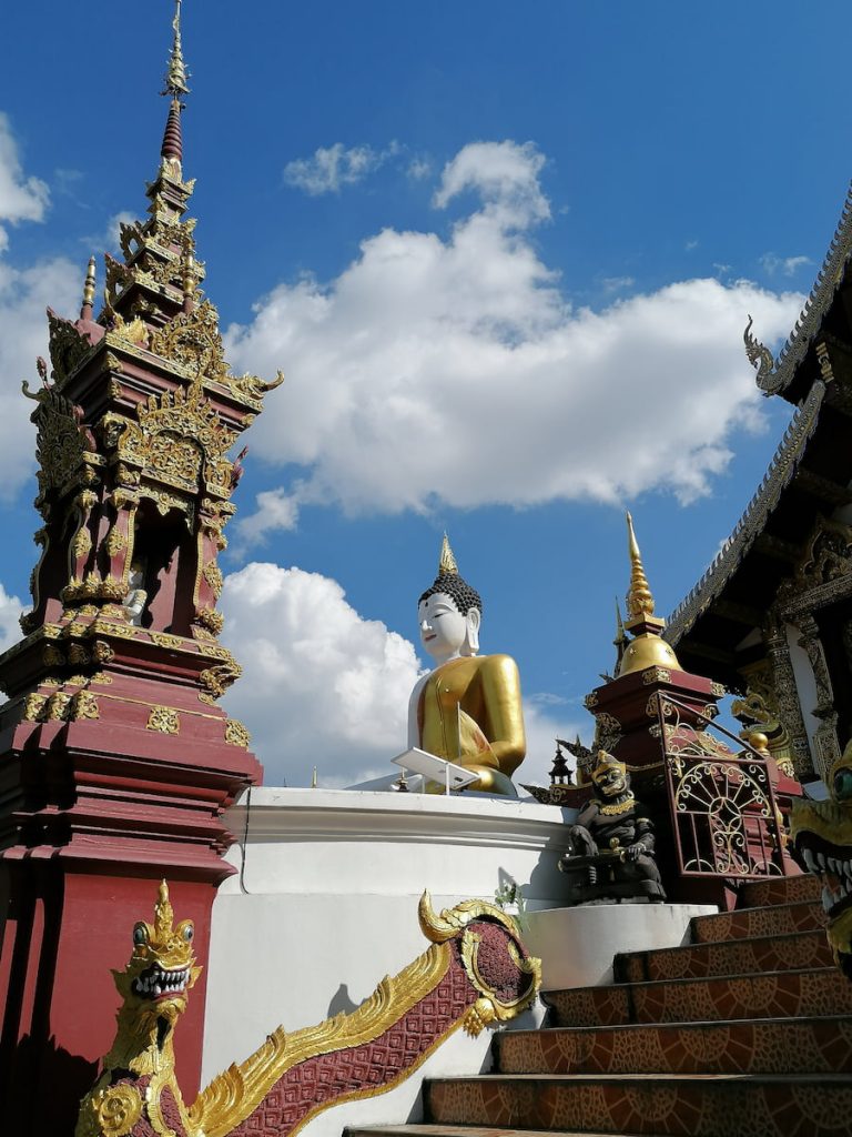 Wat Rajamontean, école avec des moinillons, grand bouddha