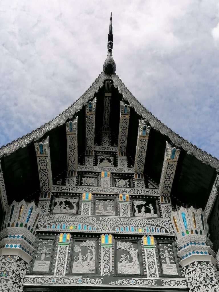 Wat Lok Molee, plusieurs bâtiments de styles différents, un chédi en pierre et des éléphants blancs