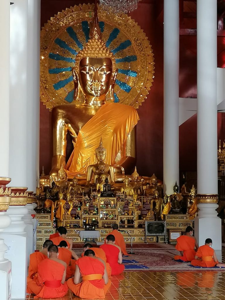 Prière du matin au Wat Phra Singh