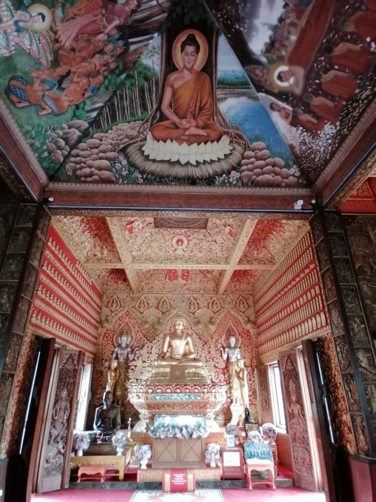 Wat Buppharam, temple birman et thaï, l`intérieur est exceptionnel
