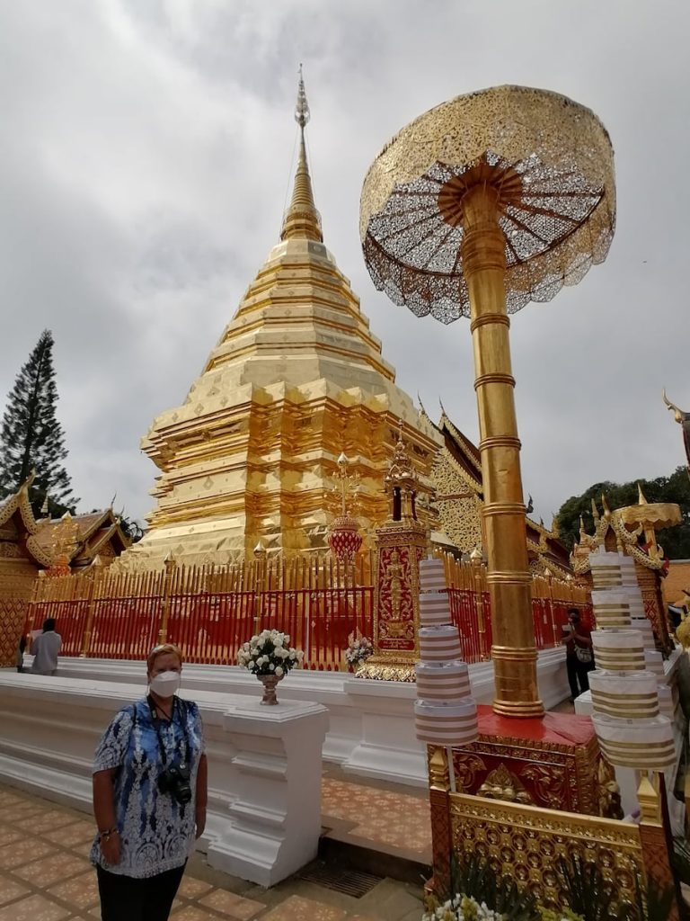 Wat Phra That Doi Suthep, au sommet d une colline est le plus célèbre de la ville