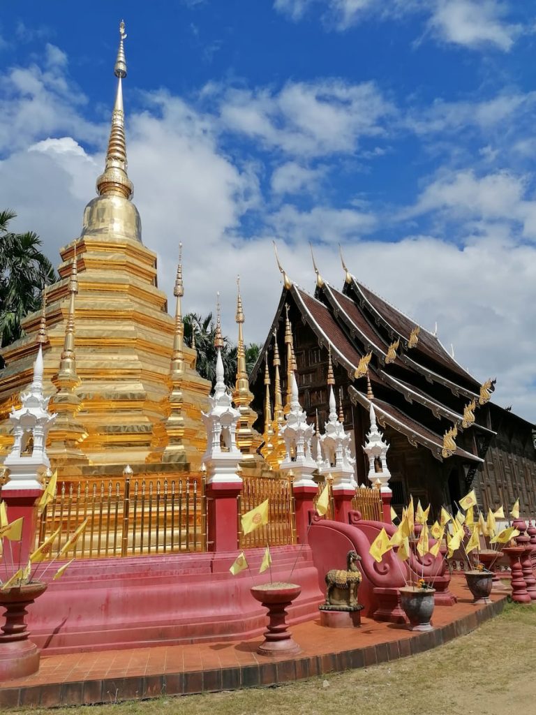 Wat Phan Tao, superbe temple en bois avec un bouddha noir