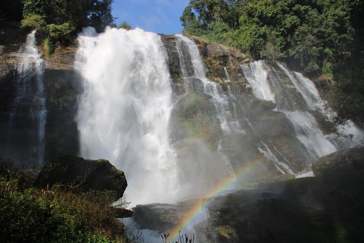 La cascade Wachirathan se trouve dans le parc national Doi Inthanon