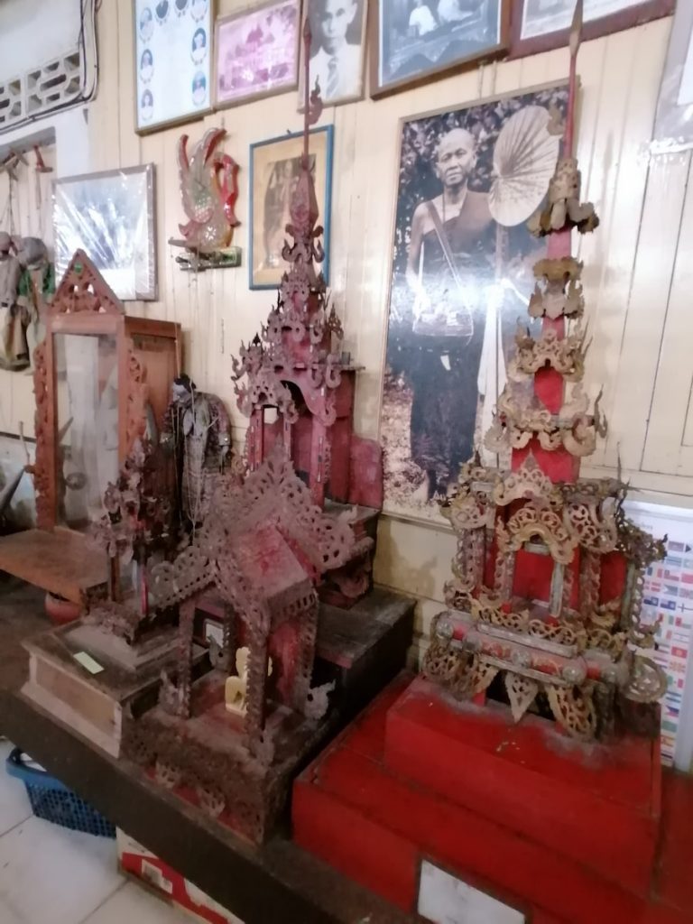 Impressionnante collection d'objets anciens de toute nature se trouvent dans le Wat Jong Klong