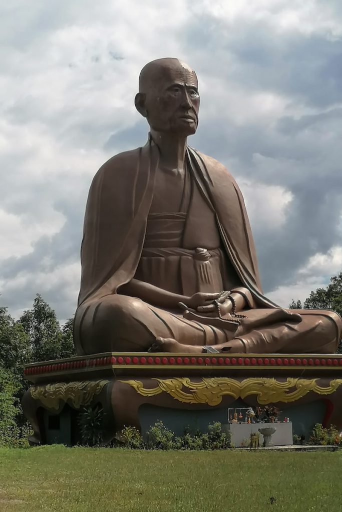 Immense statue d'un moine à l'entrée de Pai.
