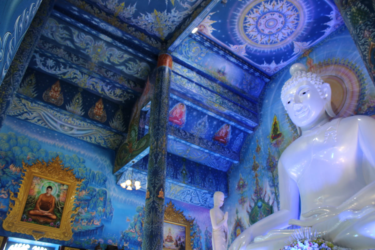 Le contraste du bouddha blanc sur les fresques bleues des murs et du plafond est sublime.