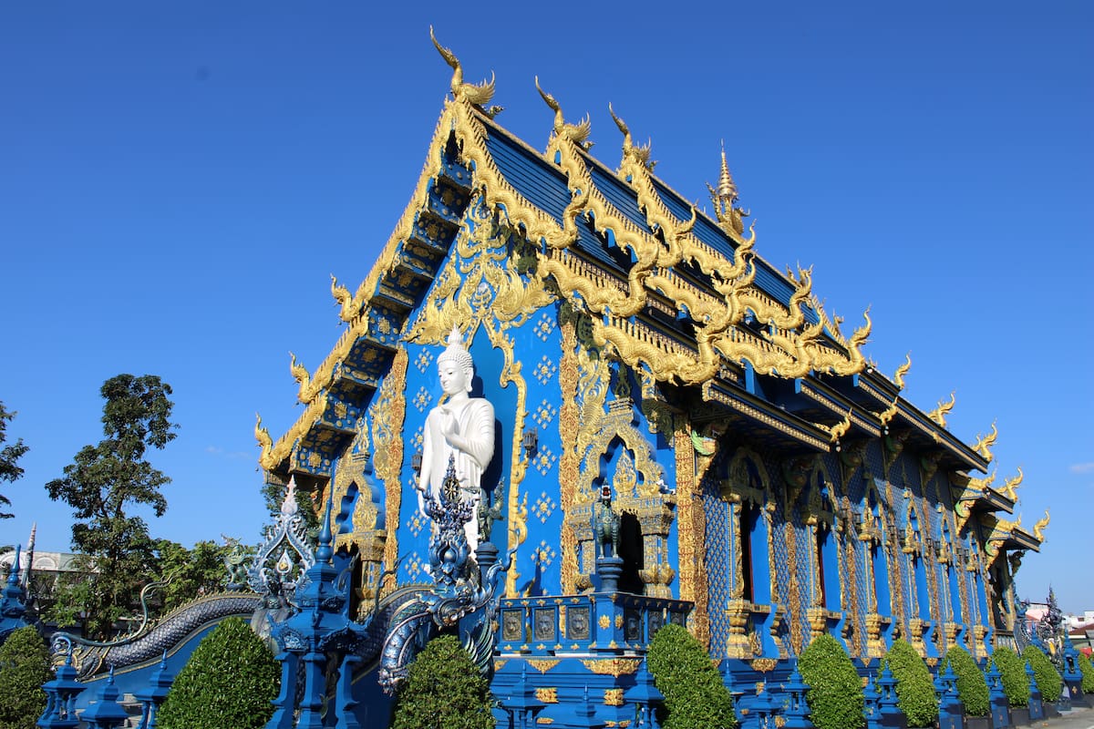 Ce temple bleu, du même architecte que le temple blanc, date de 2016.