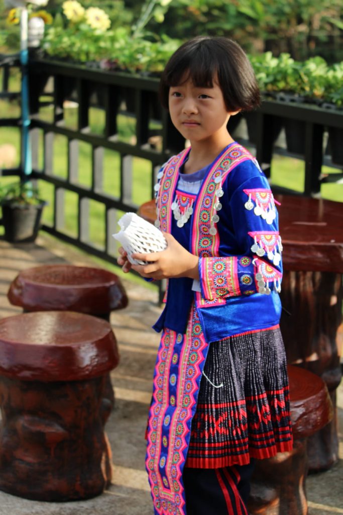 Jeune écolière de l'ethnie des Hmong sur les hauteurs de Mae Chaem