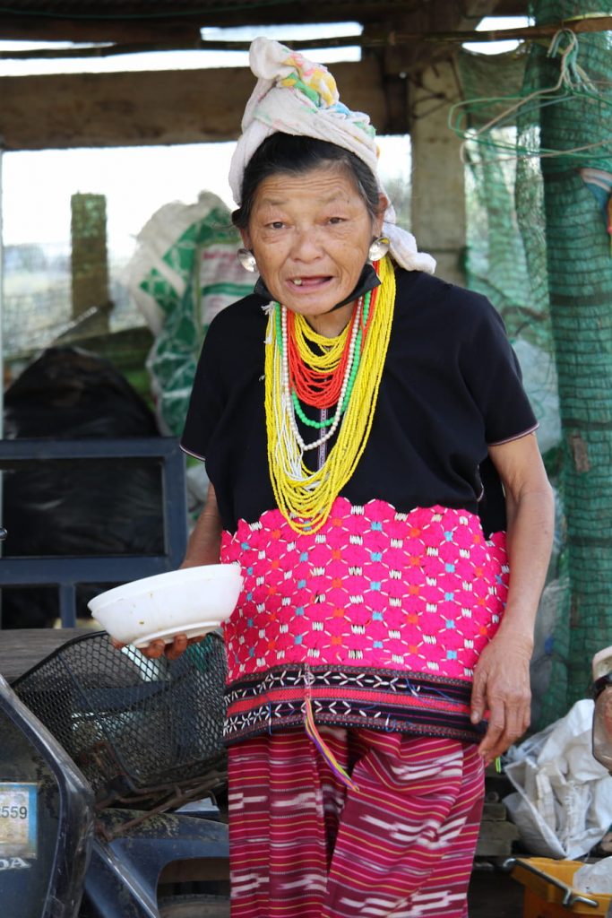 Les habits traditionnels sont souvent colorés, les femmes couvertes de bijoux