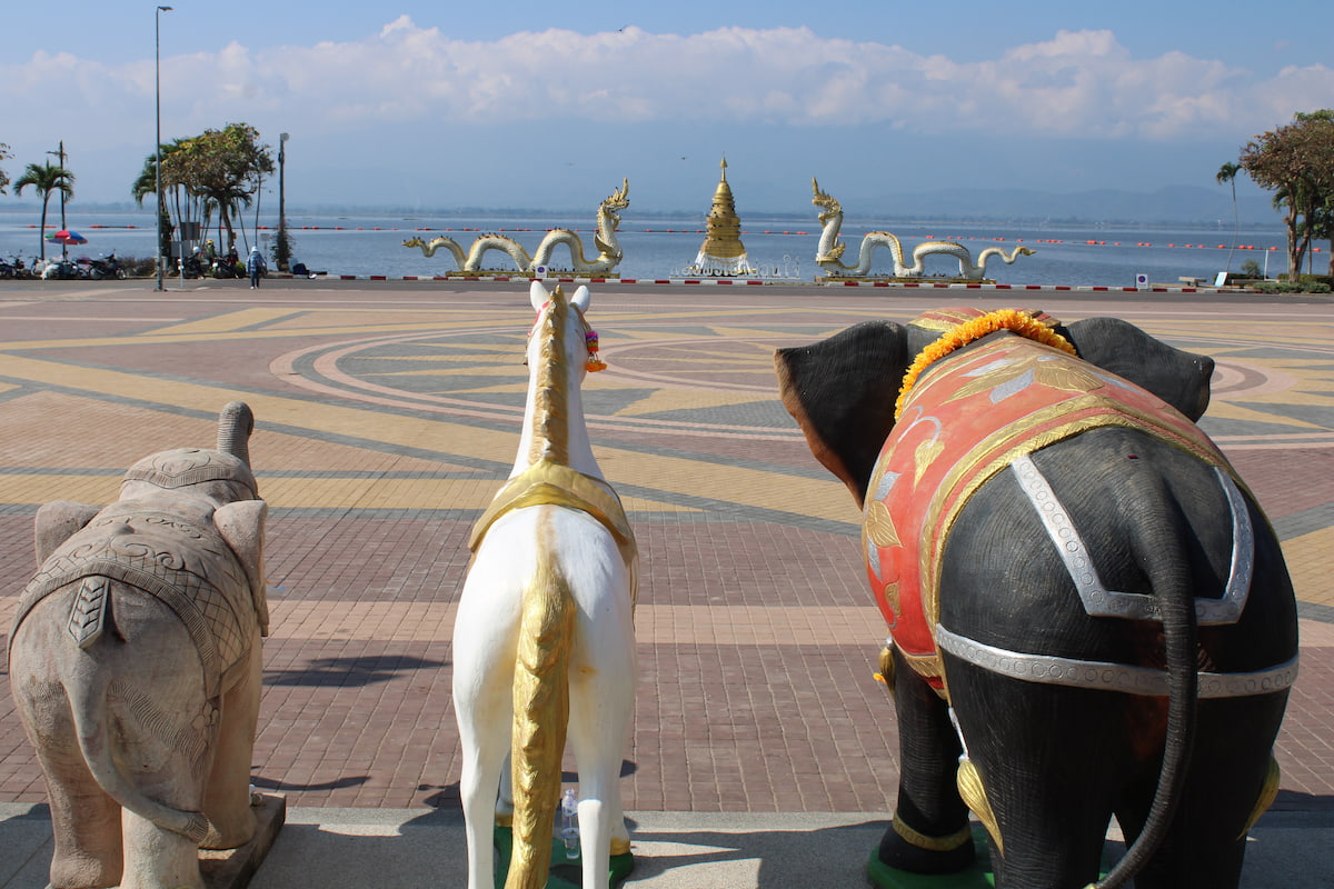 Les bords du lac de Phayao, côté ville, sont aménagés avec piste cyclable et de nombreux restaurants et hôtels
