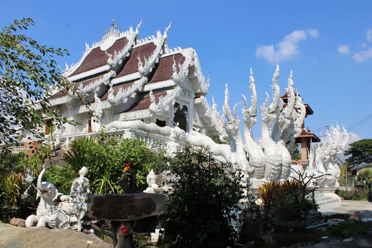 Le magnifique extérieur ressemble au temple blanc de Chiang Rai.