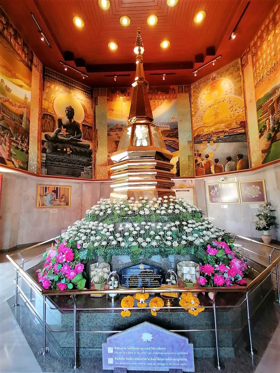 Wat Pothisomphon, au 3e, les fresques sont superbes.