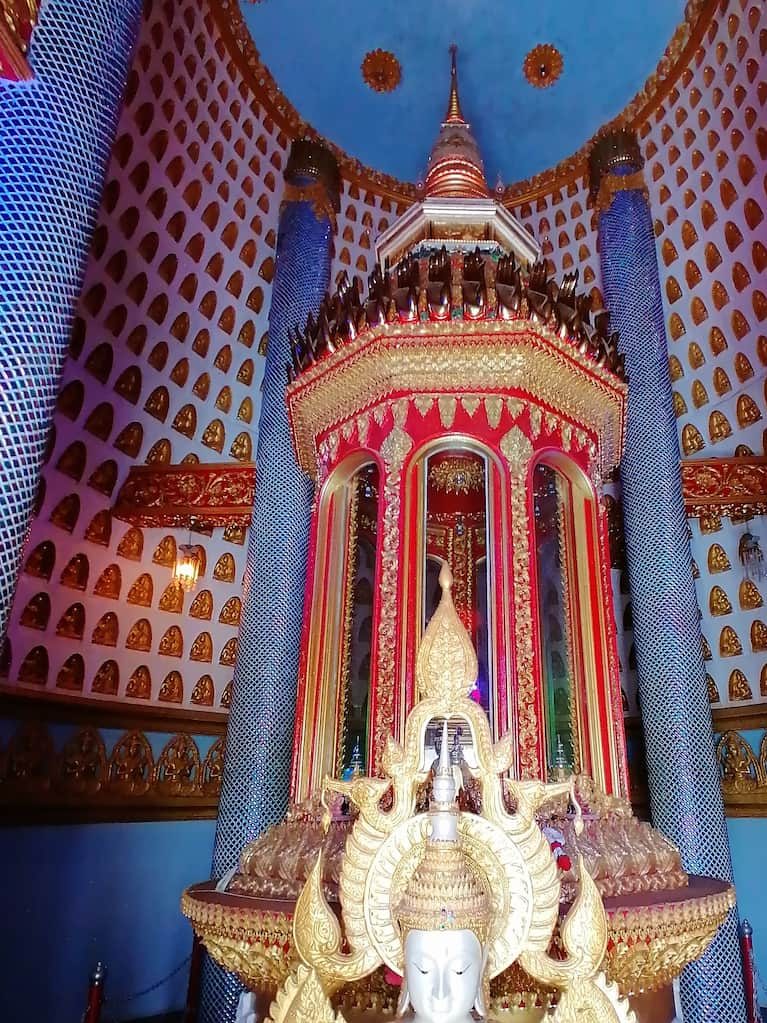Au sommet du Chédi de Wat Santi Nikhom, n'hésitez pas à vénérer les reliques de Bouddha pour monter au paradis.