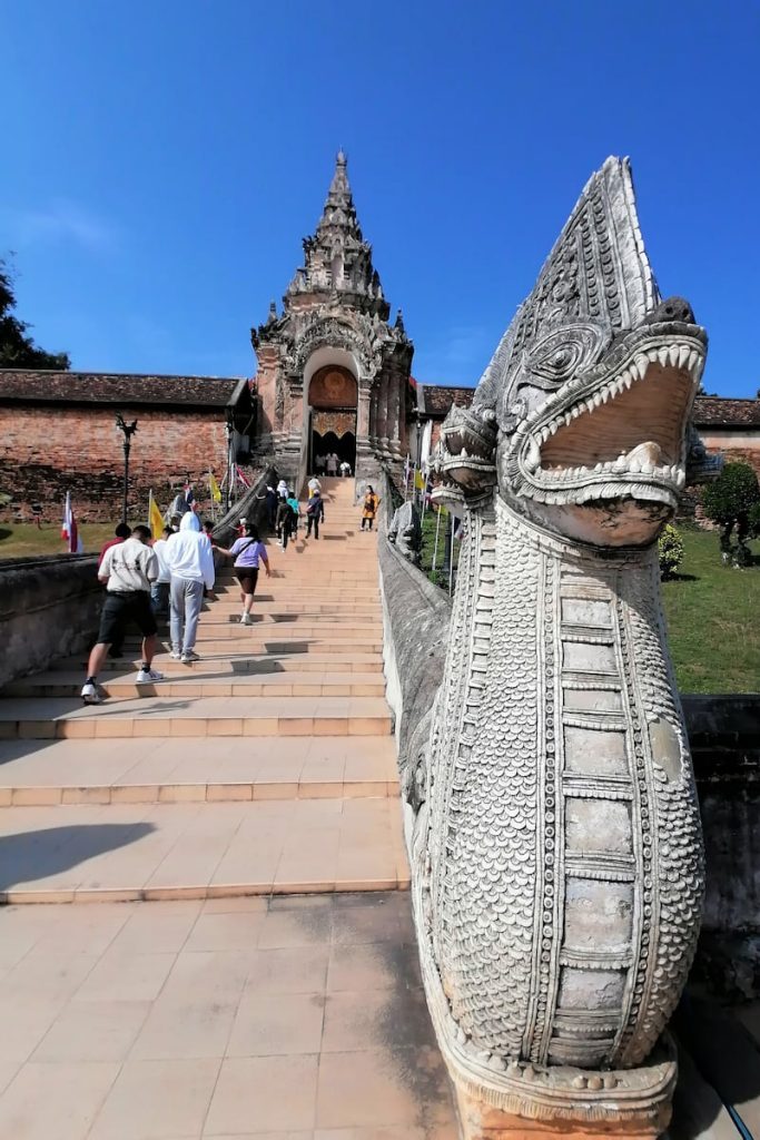 Wat Phra That Lampang Luang se trouve sur une butte, la porte d'entrée est magnifique