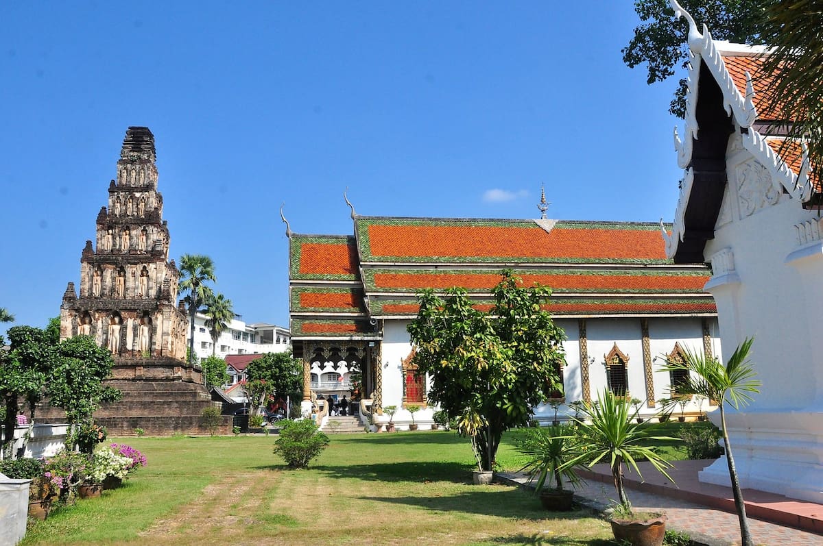 Au Wat Phra That Hariphunchai les édifices de 3 styles khmer, Thaï et chinois sont magnifiques