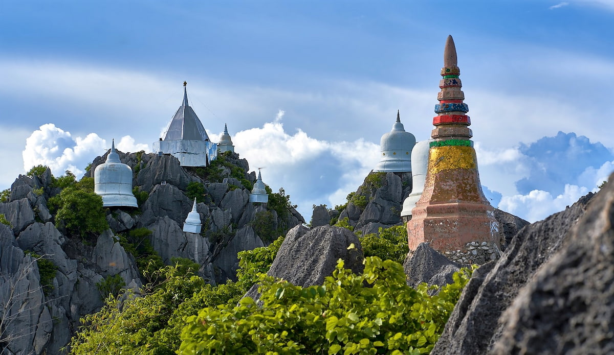 Magnifiques pitons rocheux et falaises couronnés de stupas, la vue est à couper le souffle