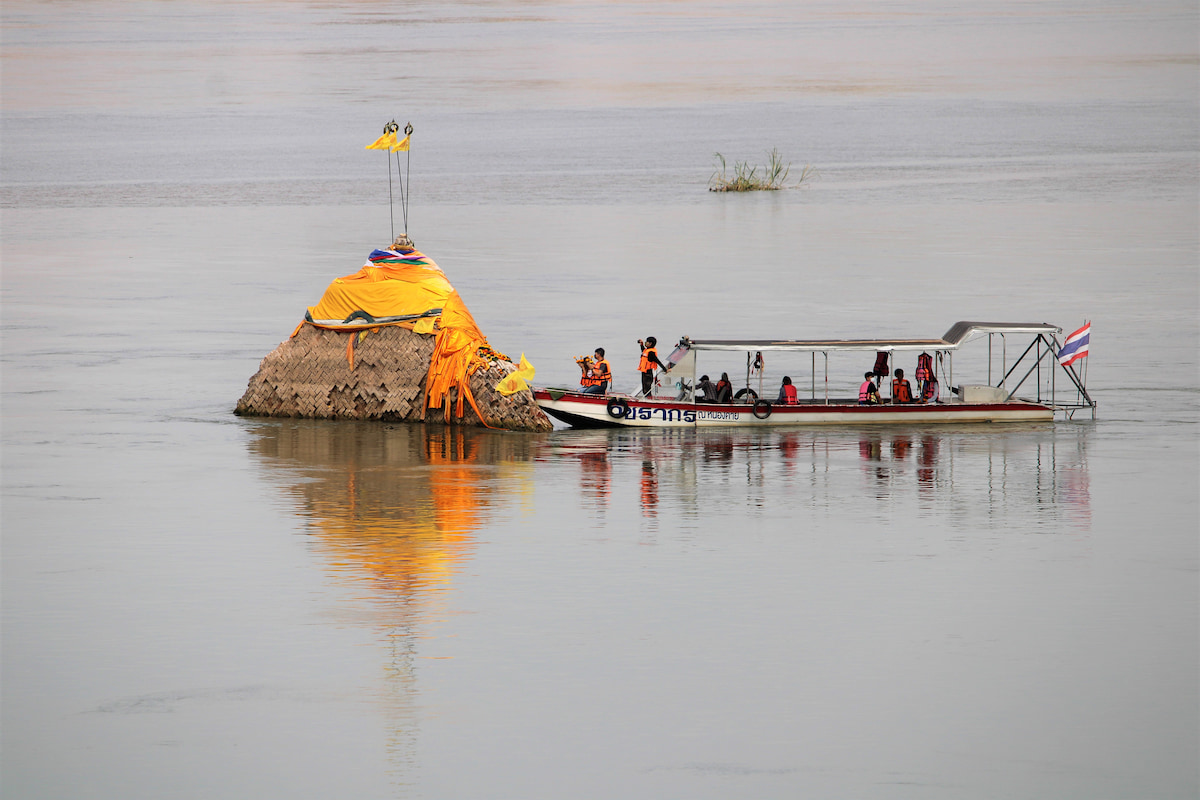 À marée basse, on voit bien la base du stupa au milieu du fleuve.