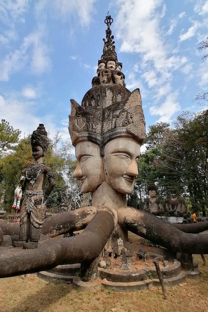Les sculptures religieuses ou non sont impressionnantes par leur taille dans ce parc Sala Keoku, bien aménagé
