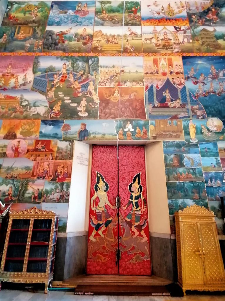 Des dizaines de scènes de la vie de Bouddha très réalistes sont peintes sur tous les murs deu Wat Pho Chai de Nong Khai