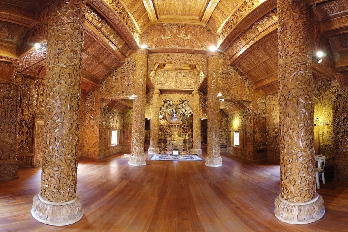 L'intérieur entièrement sculpté, du sol au plafond, en bois de teck est exceptionnel. Un vrai travail d'orfèvre ce Wat Si Chum