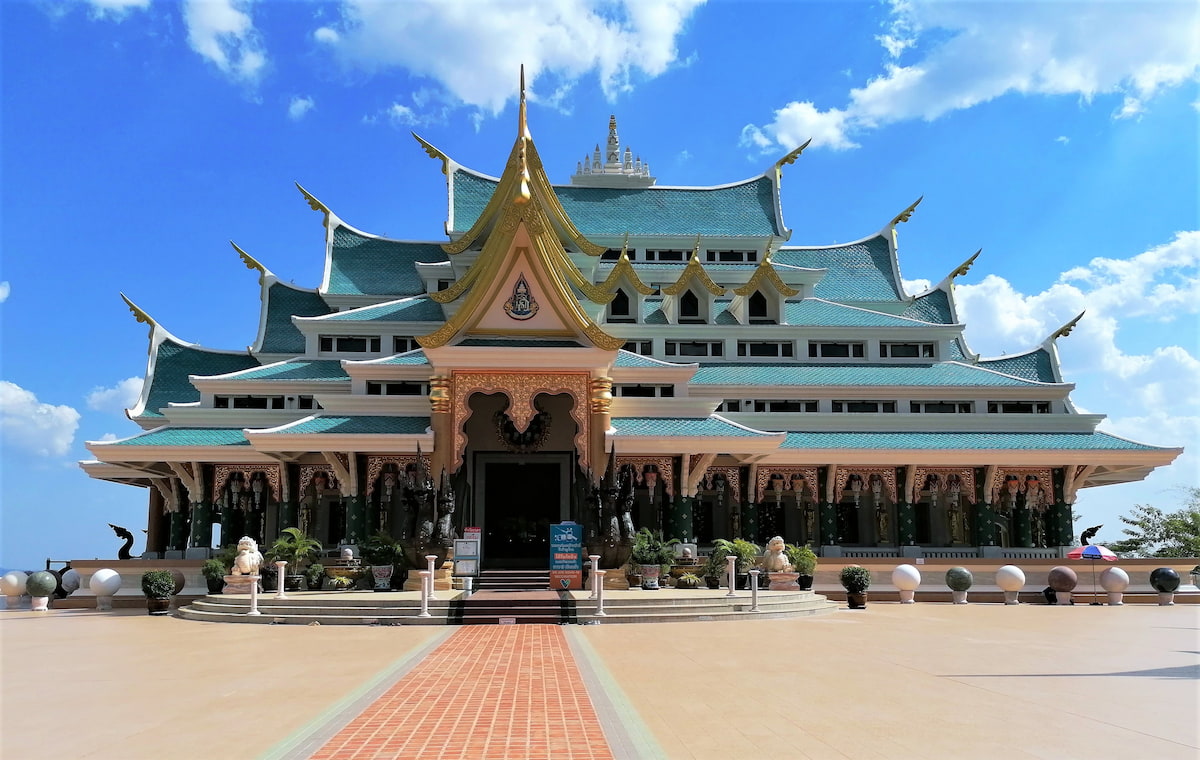 Le Wat Pa Phu Kon se trouve un peu loin, mais mérite une visite, le Bouddha blanc est majestueux, et l'extérieur du temple sublime
