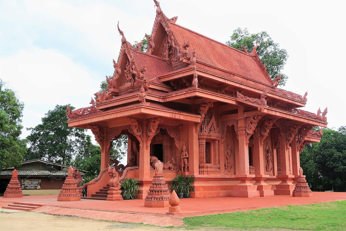 Ce temple possède une architecture peu commune et d'une couleur terre