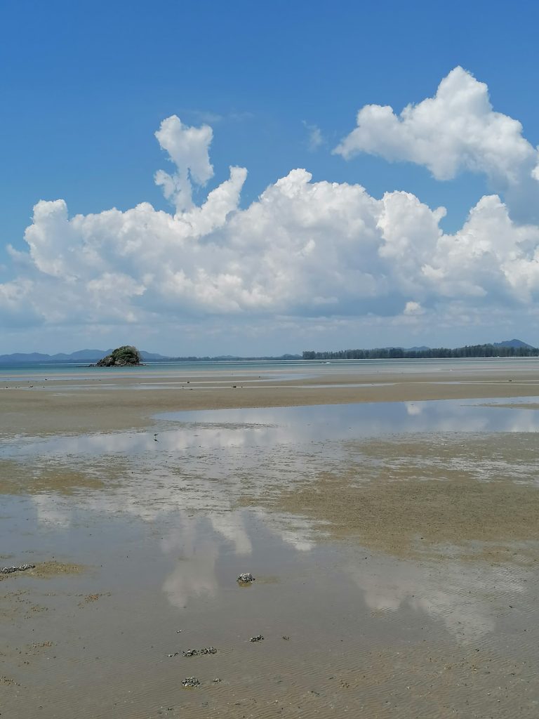 La lagune de Kaw Kwaeng Beach est sublime . À marée basse, observation des oiseaux et balade jusqu'à la petite île d'en face.