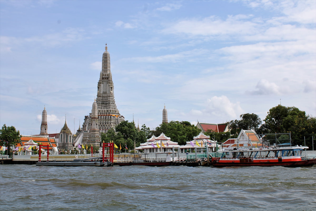 En bateau, on apprécie davantage la superbe situation du Wat Arun ou temple de l’aube, ainsi que les six pavillons (sala) de style chinois en granit vert.