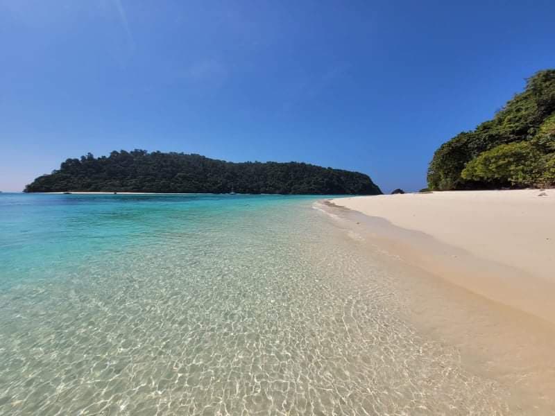 Sur l'île, le sable est plus blanc que blanc, exactement aussi blanc que celui que nous avions aux Maldives.
