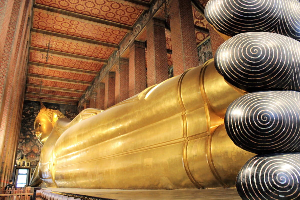 Wat Pho, cette statue monumentale représente Bouddha sur son lit de mort, les pieds incrustés de nacre