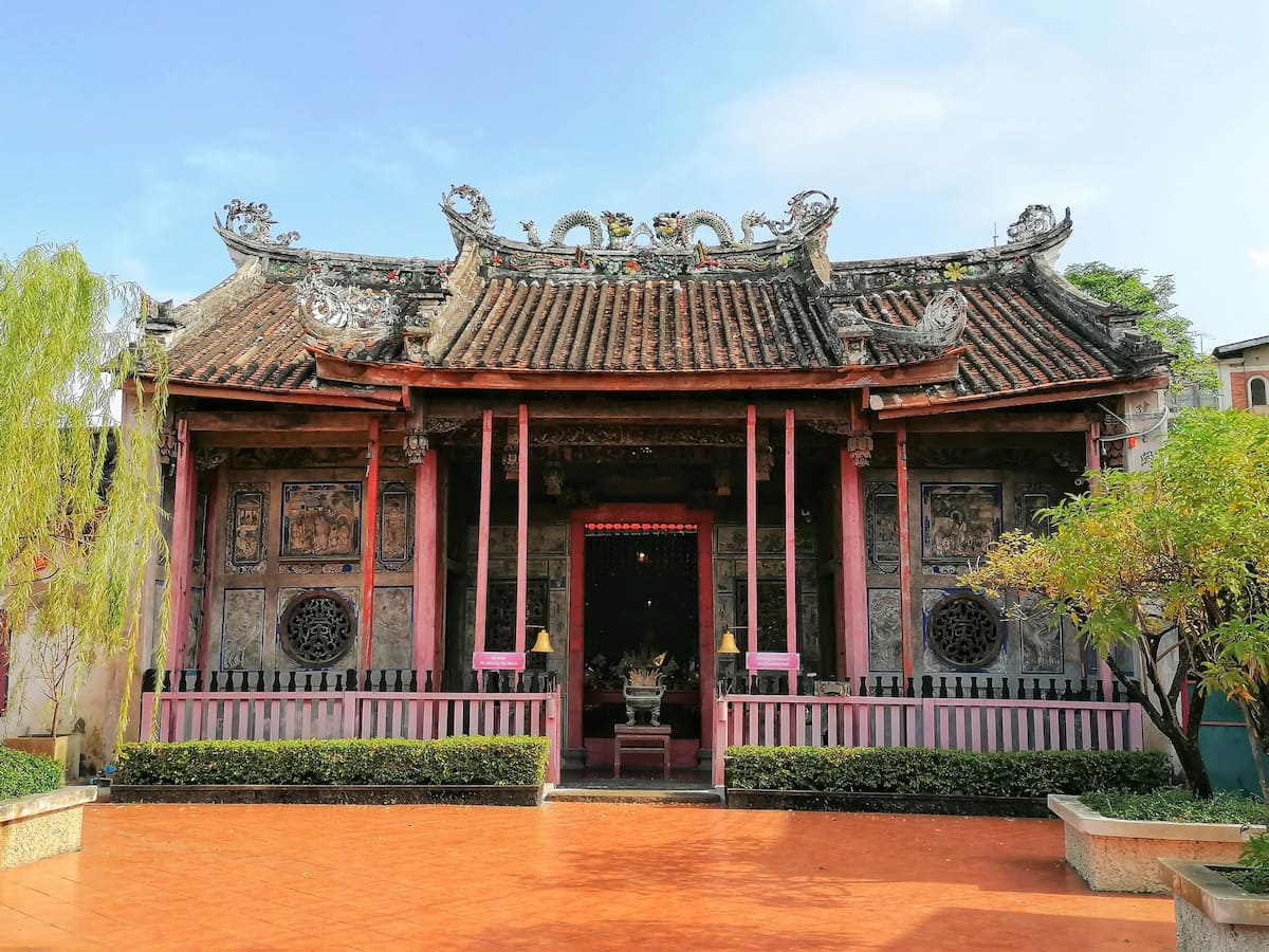 Admirez les sculptures sur bois d'époque au Kuan An Keng Shrine 