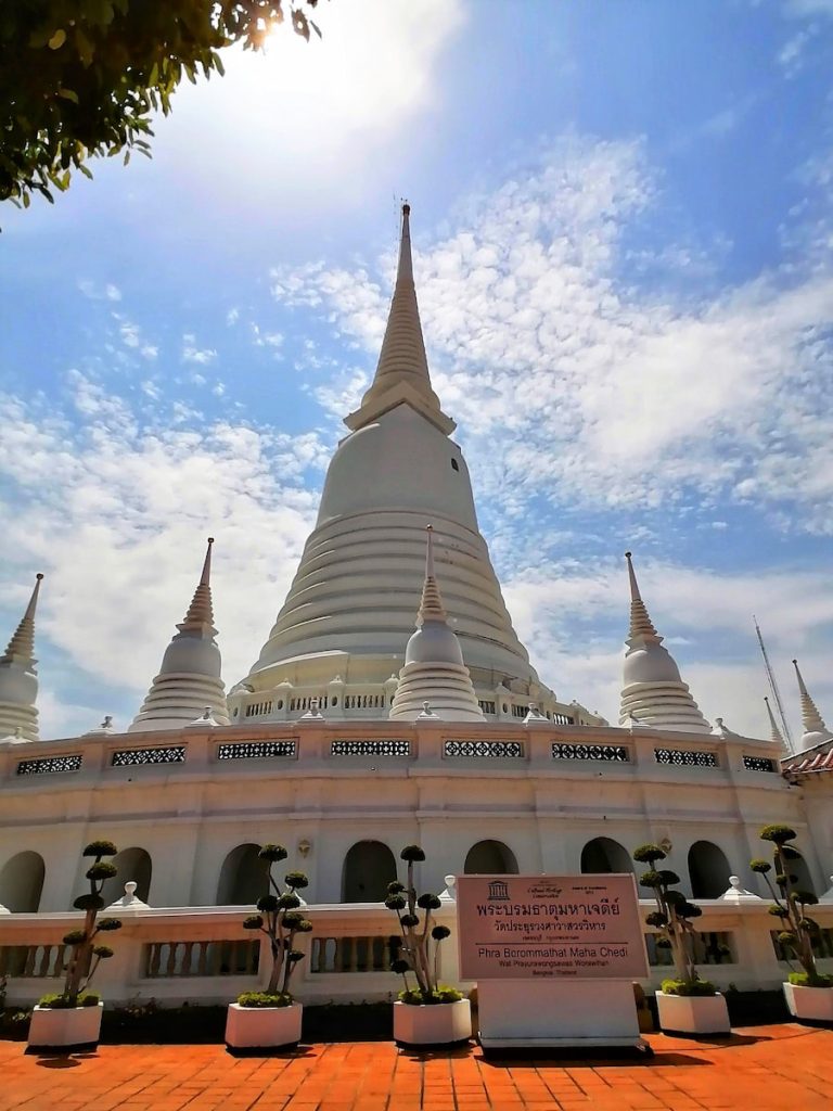 le magnifique Phra Borommathat un chédi blanc dont il faut vraiment découvrir l'intérieur