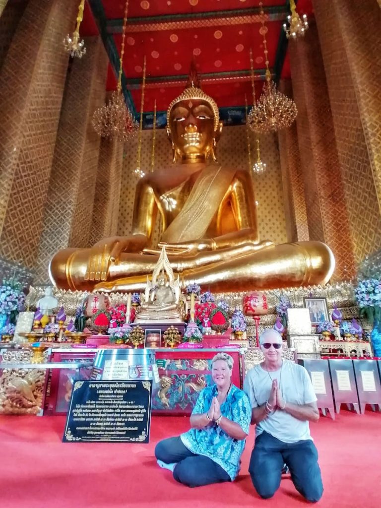Le Bouddha du Wat Kalayanamitr est immense