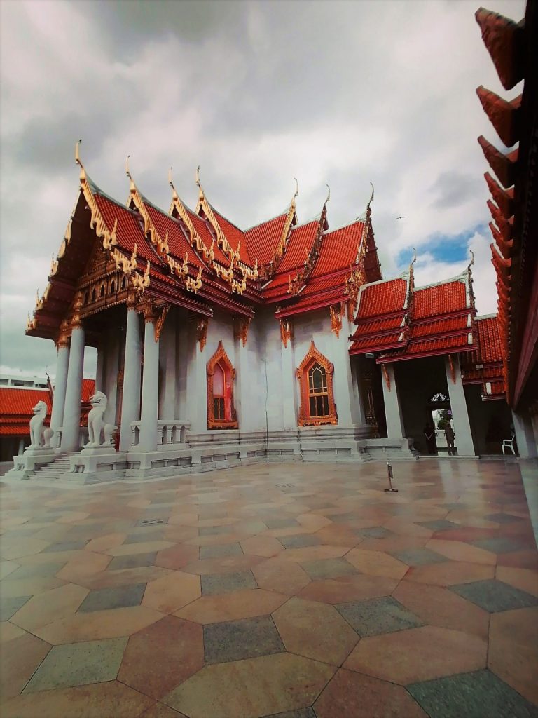 Le Wat Benchama Bophit,où temple de marbre se trouvent les cendres du roi Rama V, toujours très vénéré en Thaïlande, se trouvent dans le socle de la statue centrale