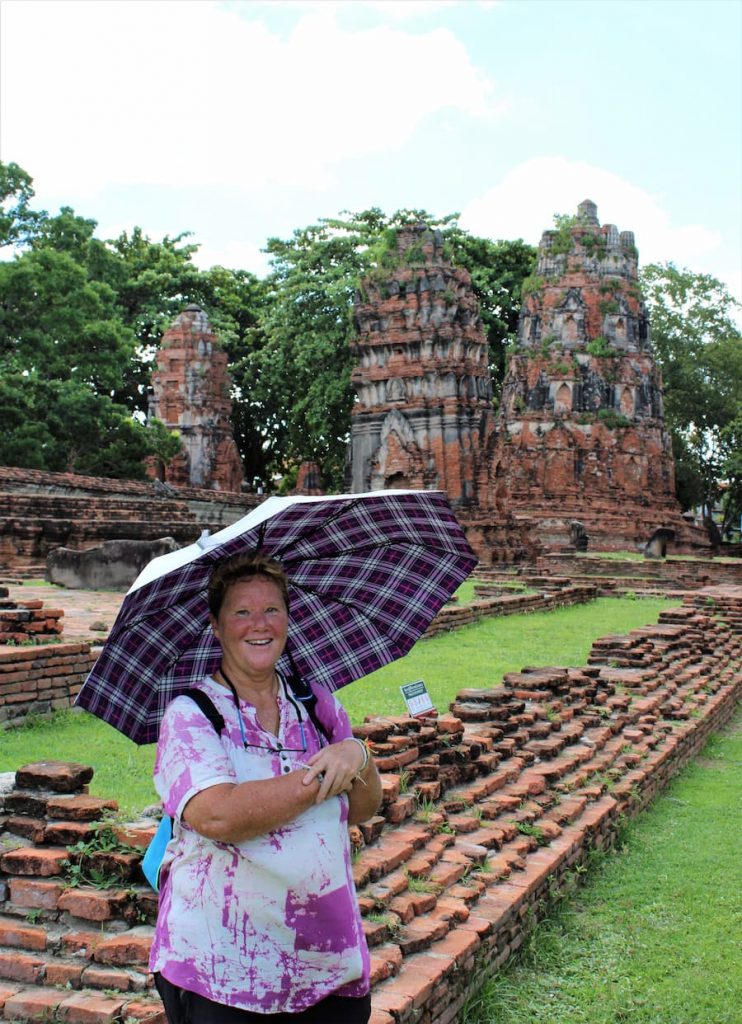 Au Wat Maha That d'Ayutthaya, on trouve des vestiges de stupas, prangs, piédestaux et statues souvent décapitées, probablement lors de l'invasion birmane en 1767.  