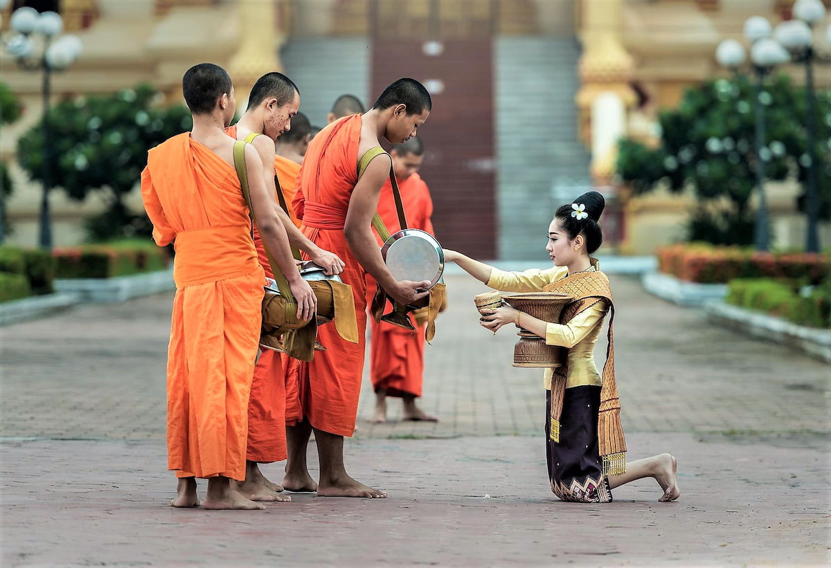 Lors de votre séjour à Bangkok, vous pouvez faire des offrandes aux moines, et ils vous béniront. Renseignez-vous quel jour, ils passent devant votre hôtel.