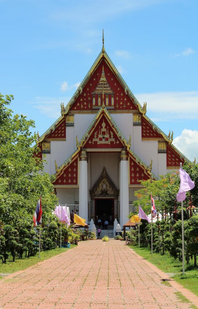 La façade du Wat Phra Mongkhon est joliment décorée et colorée se trouve au fond d'une longue allée