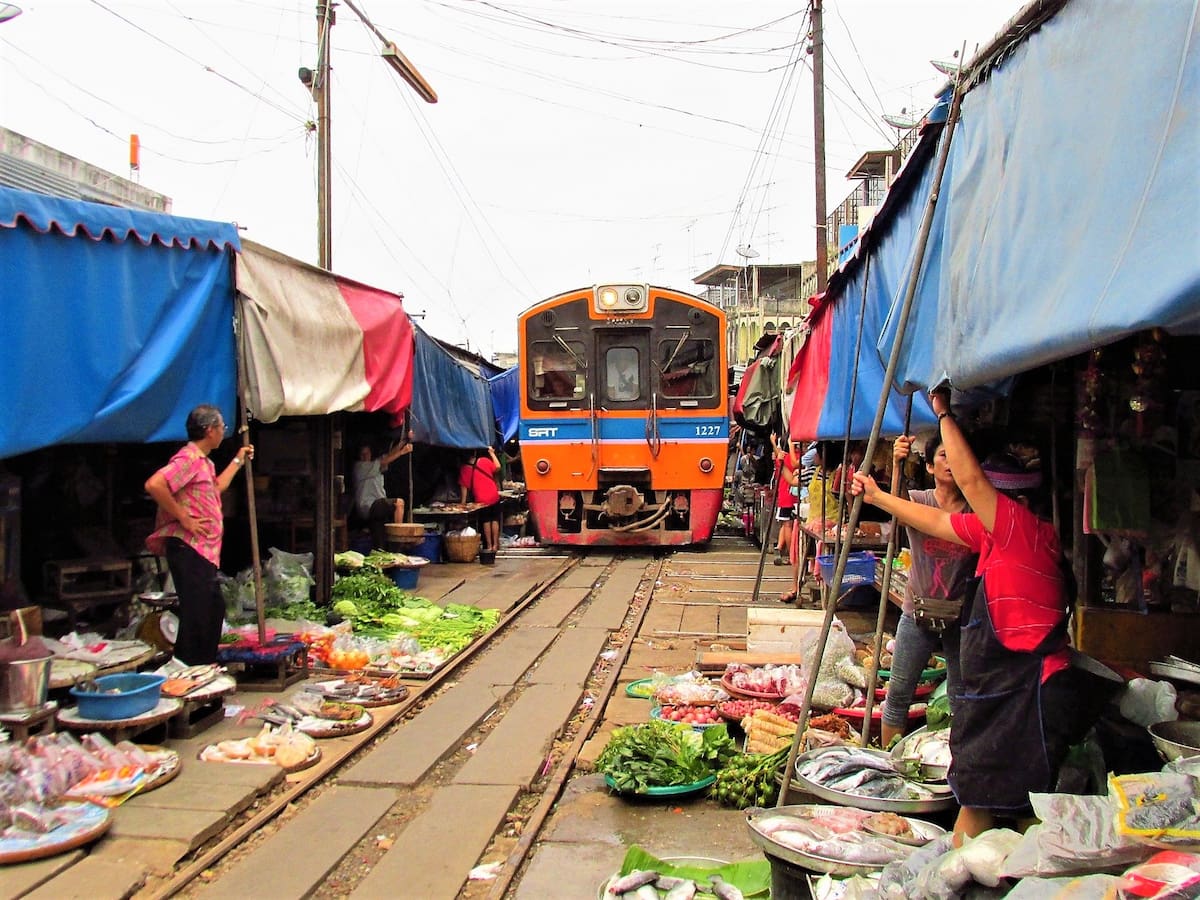 À l'arrivée du train de Mae Klong,,les vendeuses ont quelques minutes pour ramasser leurs étals sur les rails