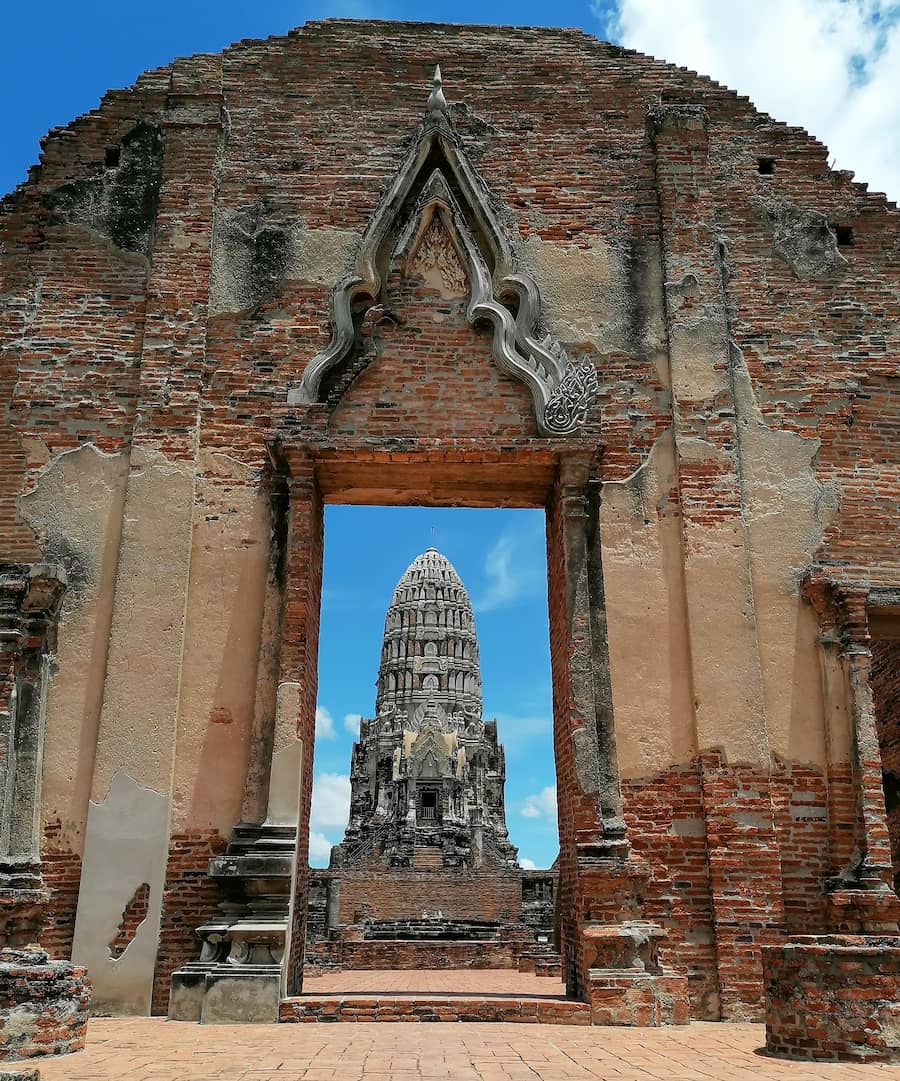 Le Wat Ratchaburana est connu pour sa conception khmère similaire aux temples d'Angkor au Cambodge